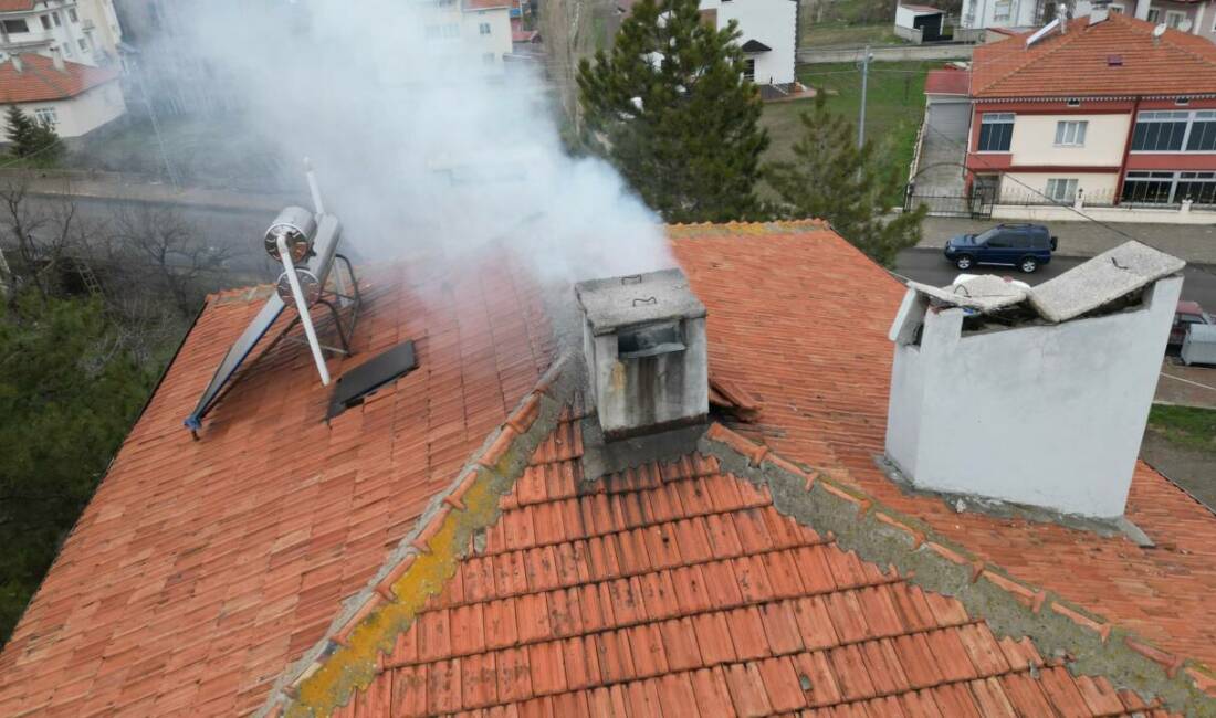  Sivas'ın Şarkışla ilçesinde soba bacasından çıkan yangında dumandan etkilenen 2 kişi