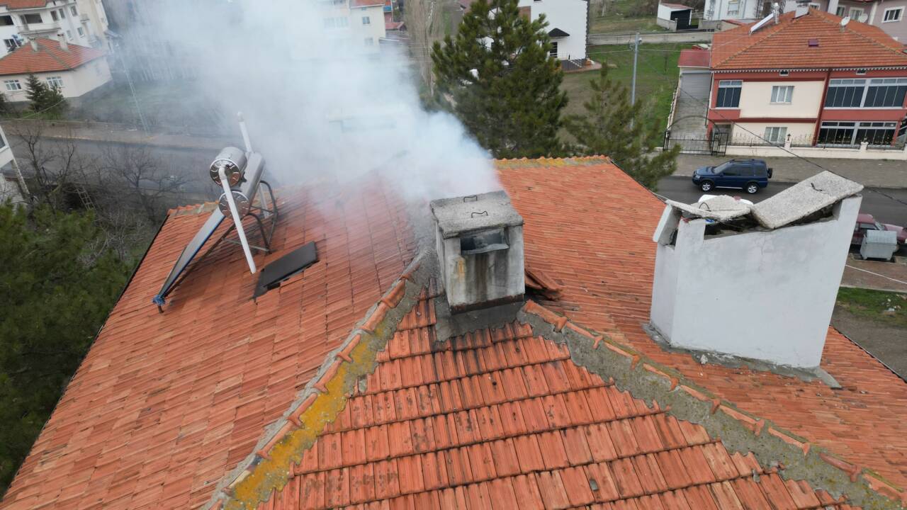  Sivas'ın Şarkışla ilçesinde soba bacasından çıkan yangında dumandan etkilenen 2 kişi
