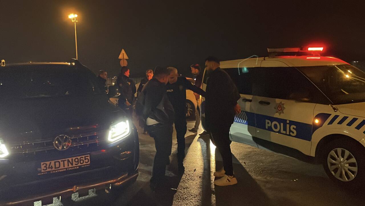 Kayseri'de polisin "dur" ihtarına uymayarak kaçan 2 araç sürücüsüne 920