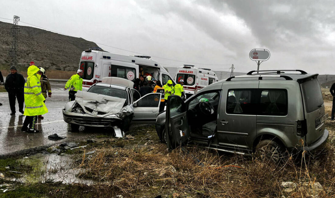 Ankara'nın Beypazarı ilçesinde hafif ticari araç ile otomobilin çarpıştığı trafik