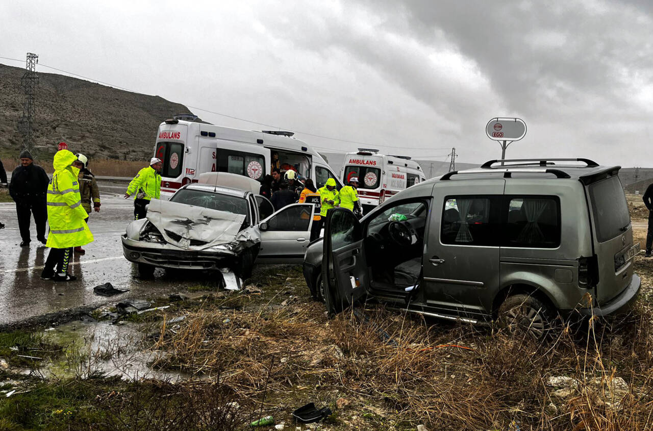 Ankara'nın Beypazarı ilçesinde hafif ticari araç ile otomobilin çarpıştığı trafik