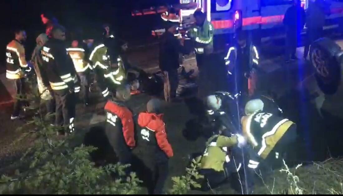 Yozgat'ta devrilen otomobildeki 2 kişi yaralandı.