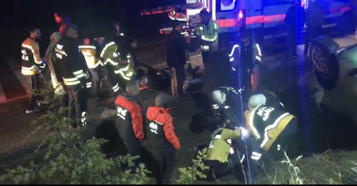 Yozgat'ta devrilen otomobildeki 2 kişi yaralandı.