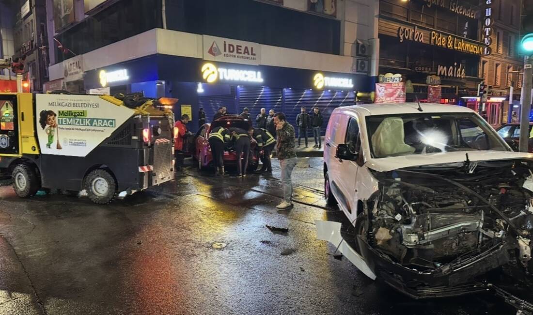 Kayseri'nin merkez Kocasinan ilçesinde meydana gelen trafik kazasında 2 kişi