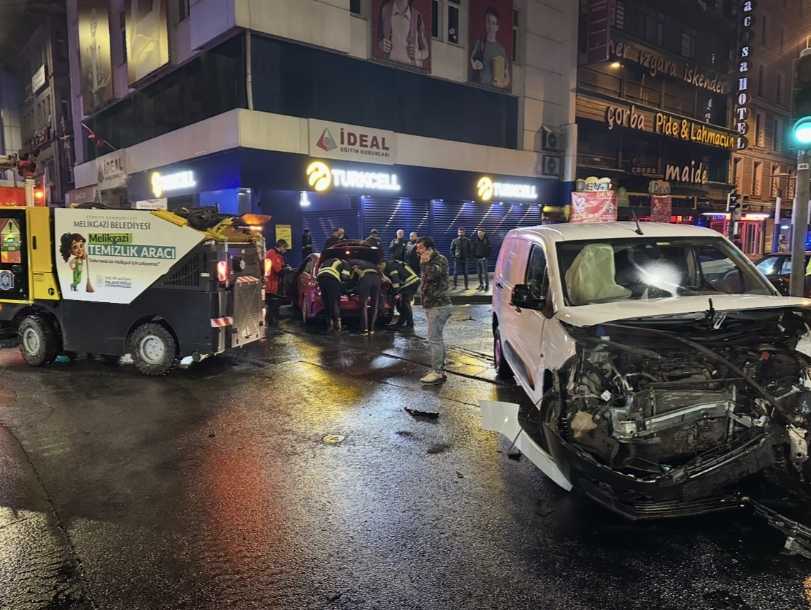 Kayseri'nin merkez Kocasinan ilçesinde meydana gelen trafik kazasında 2 kişi