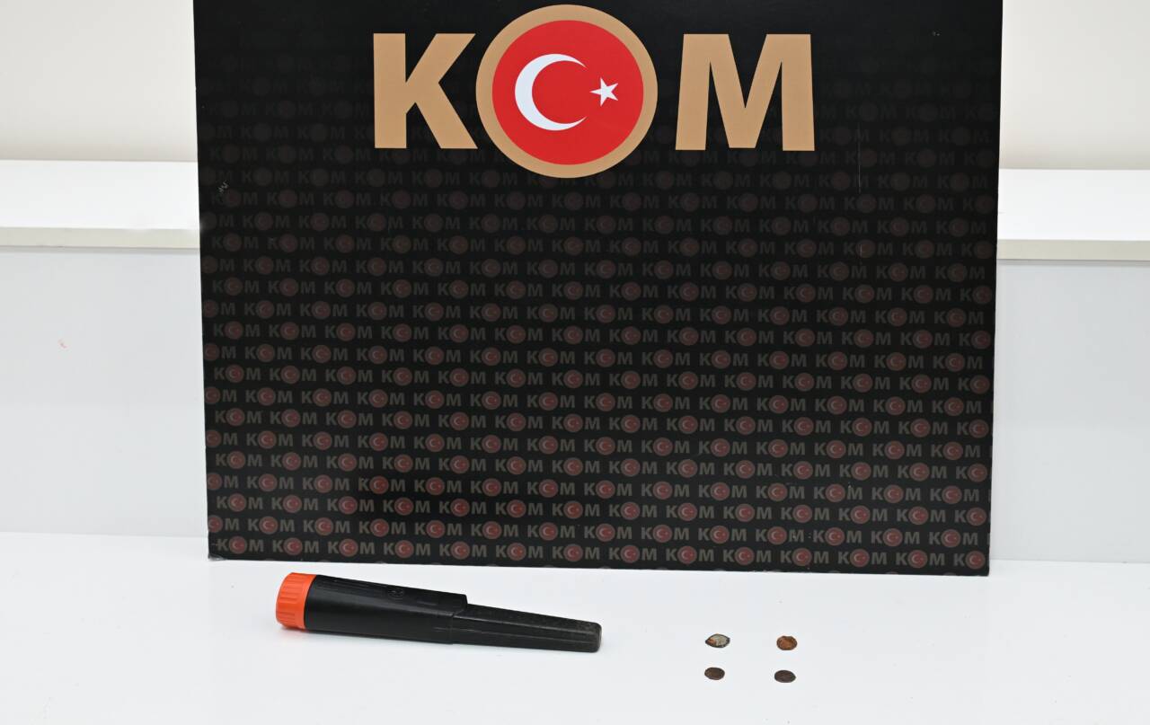 Kırşehir'de durdurulan bir araçta, tarihi nitelikte olduğu değerlendirilen 4 sikke,