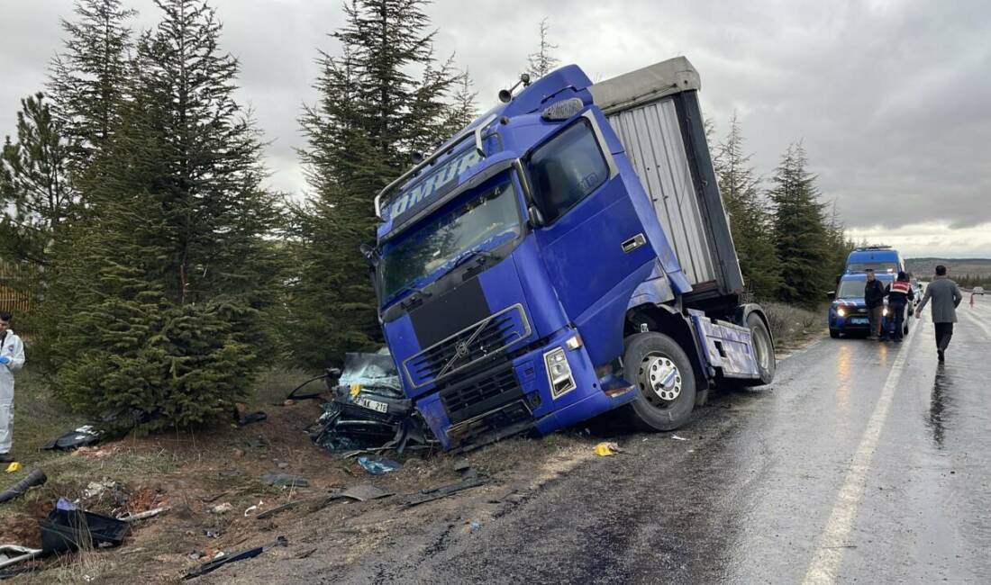 Eskişehir'de tırla otomobilin çarpışması sonucu aynı aileden 1 kişi öldü,