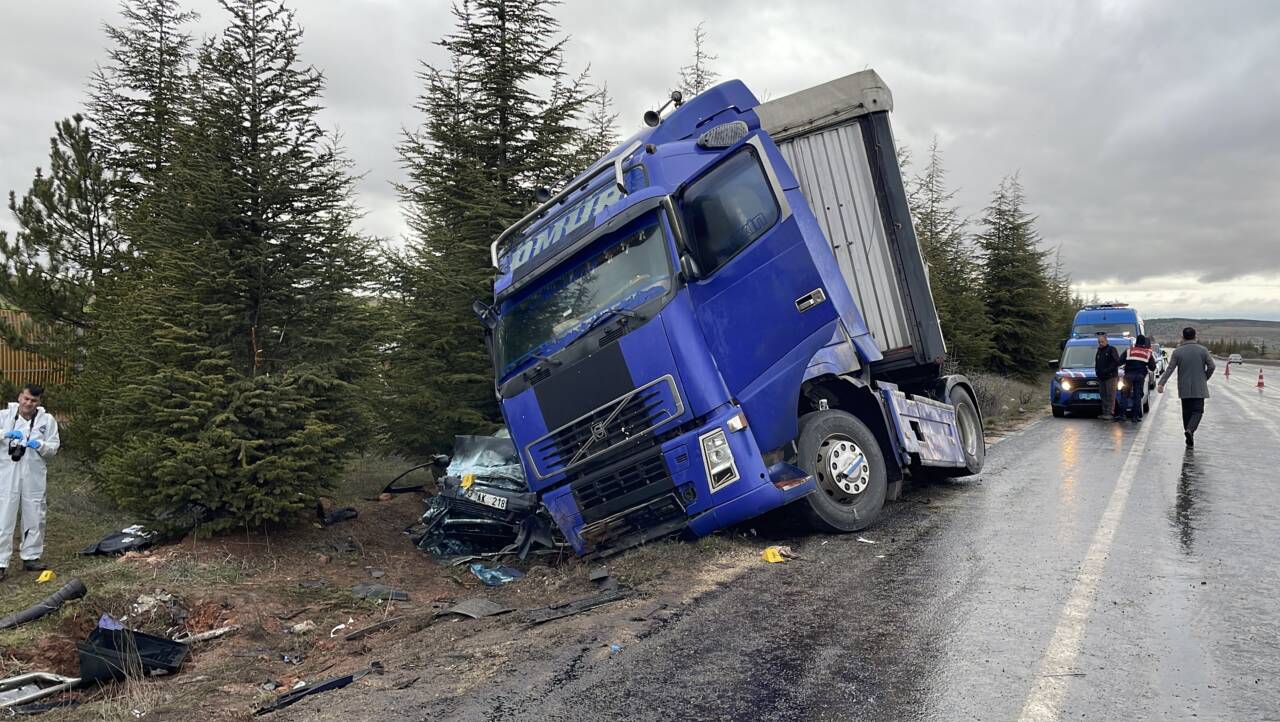 Eskişehir'de tırla otomobilin çarpışması sonucu aynı aileden 1 kişi öldü,