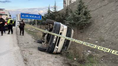 Kırıkkale'de kamyonla çarpışan minibüsün şarampole devrilmesi sonucu yaralanan 5 kişi