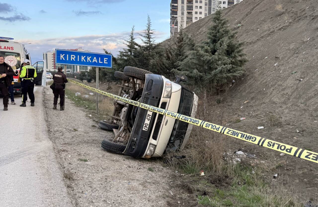 Kırıkkale'de kamyonla çarpışan minibüsün şarampole devrilmesi sonucu yaralanan 5 kişi