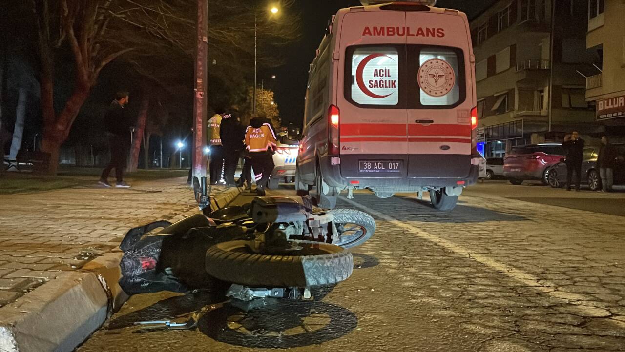Kayseri'nin Kocasinan ilçesinde polisin "dur" ihtarına uymayan ehliyetsiz motosiklet sürücüsüne