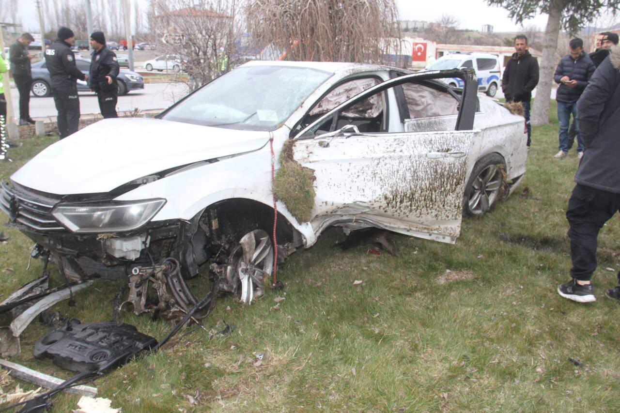 Konya'nın Beyşehir ilçesinde kavşakta devrilen otomobilin sürücüsü yaralandı.
