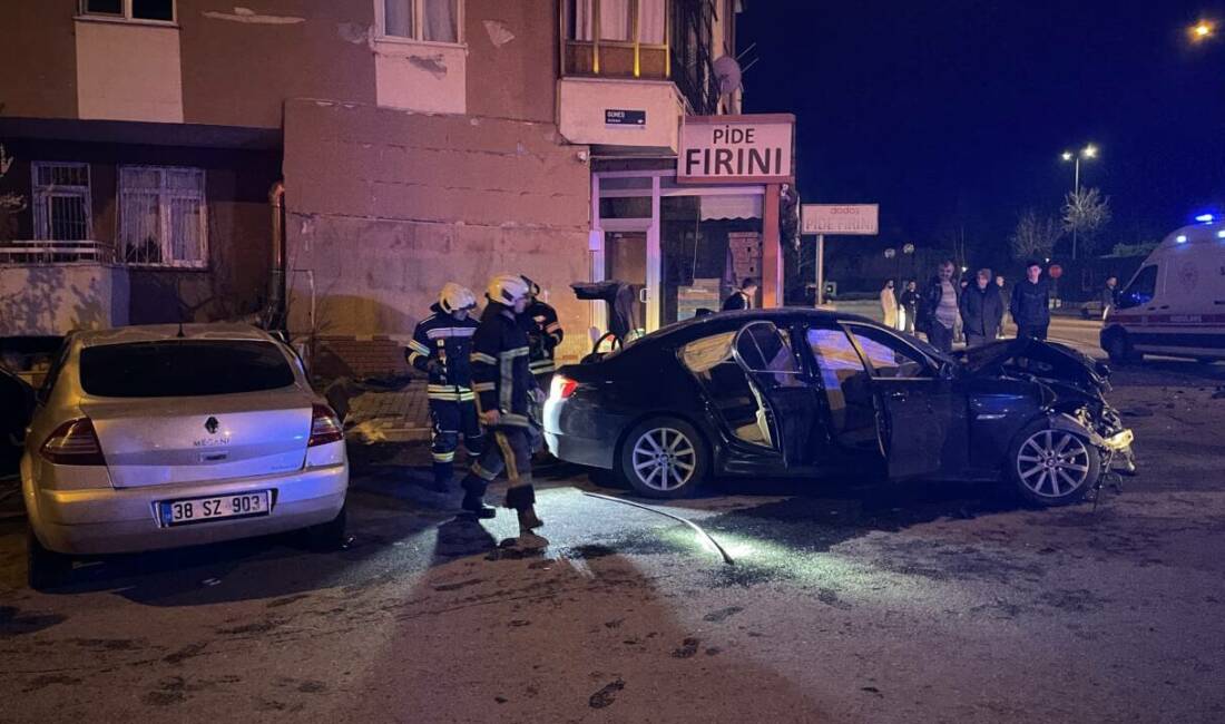 Kayseri'nin Melikgazi ilçesinde 2 otomobilin çarpıştığı kazada 1'i ağır 5