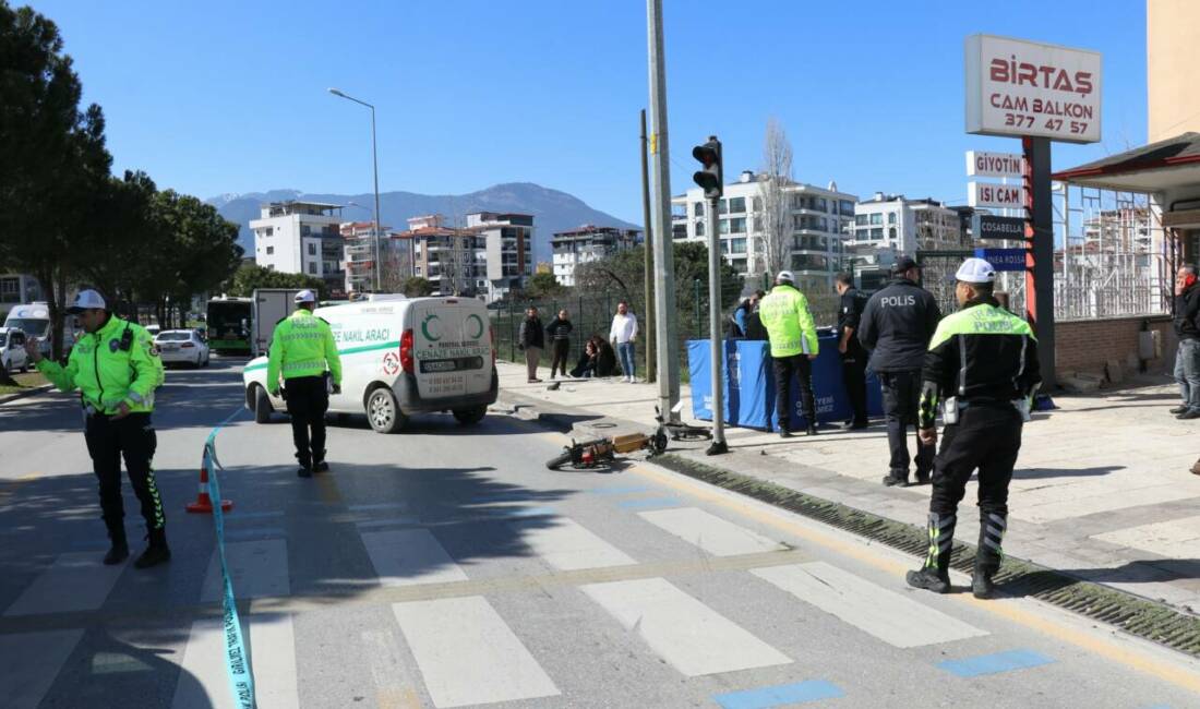 Denizli'de kırmızı ışıkta yaya geçidinden karşıya geçmek isteyen motosiklet sürücüsü,