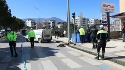 Denizli'de kırmızı ışıkta yaya geçidinden karşıya geçmek isteyen motosiklet sürücüsü,