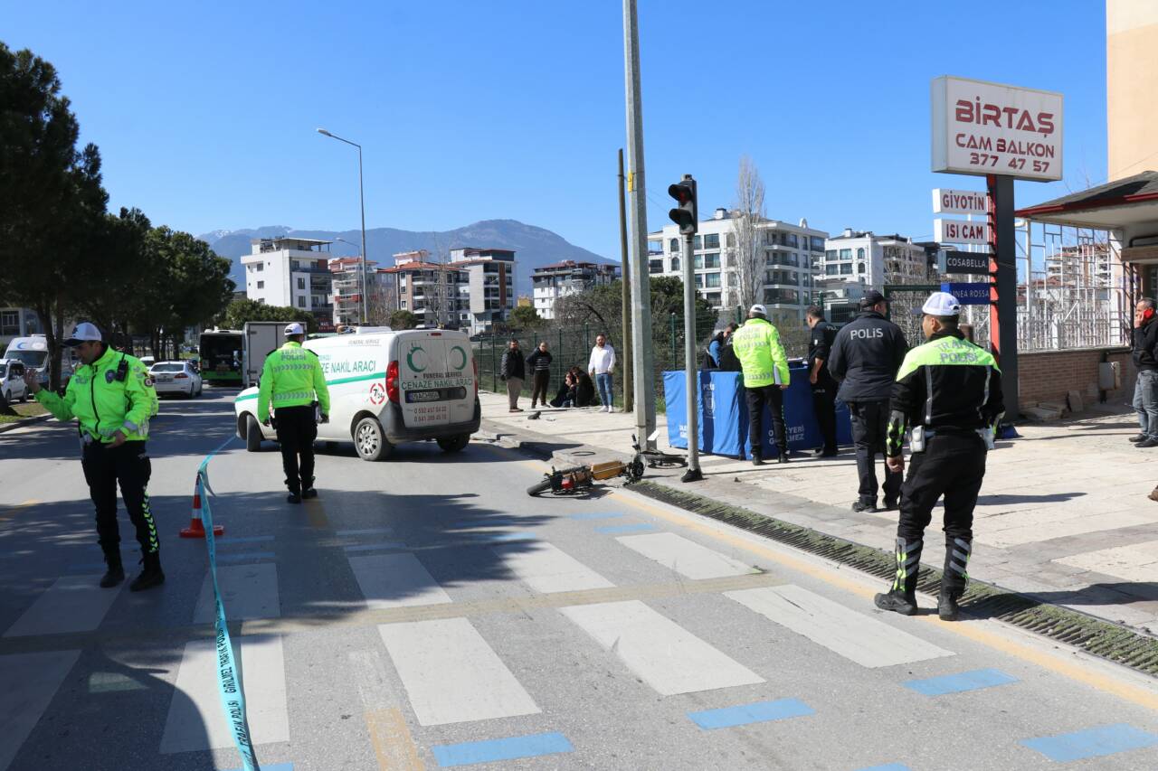 Denizli'de kırmızı ışıkta yaya geçidinden karşıya geçmek isteyen motosiklet sürücüsü,