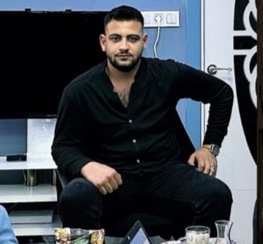  İzmir'de evinden çıkan tanımadığı kişileri kovalarken silahlı saldırıya uğrayan genç,