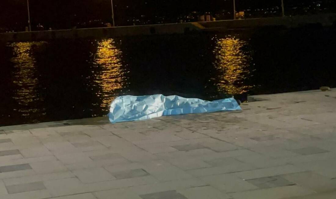 Sinop'ta sahil bandında denizde hareketsiz yatan bir erkek şahıs, bekçiler