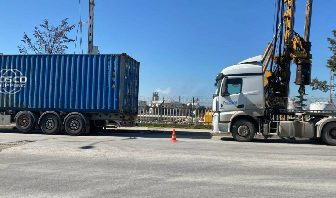 Kocaeli'nin Körfez ilçesinde iki tırın arasında sıkışan sürücü hayatını kaybetti.