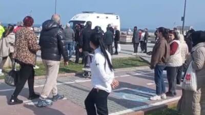 Bursa'nın Mudanya ilçesinde sahil kenarında hareket halindeki kamyonun çarptığı 4