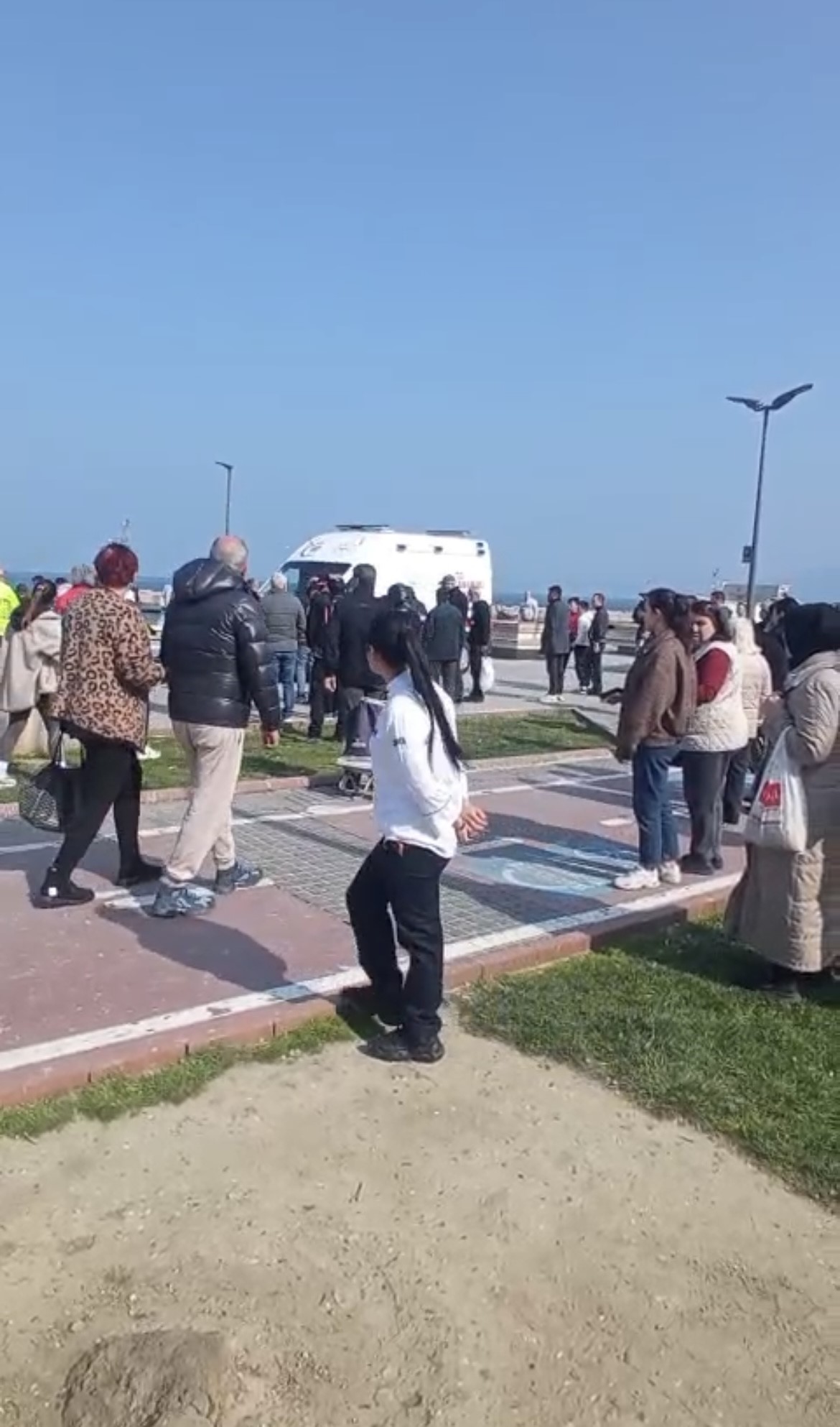 Bursa'nın Mudanya ilçesinde sahil kenarında hareket halindeki kamyonun çarptığı 4