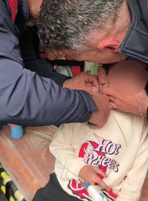 Adıyaman’da, boynuna plastik kelepçe geçirerek boğulma tehlikesi geçiren çocuk itfaiye