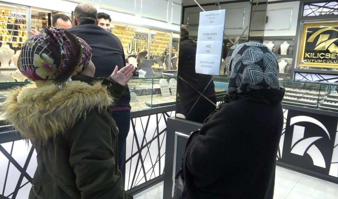 Bursa'da altın fiyatlarının düşmesiyle birlikte kuyumcularda yoğunluk yaşandı. Yoğun talep