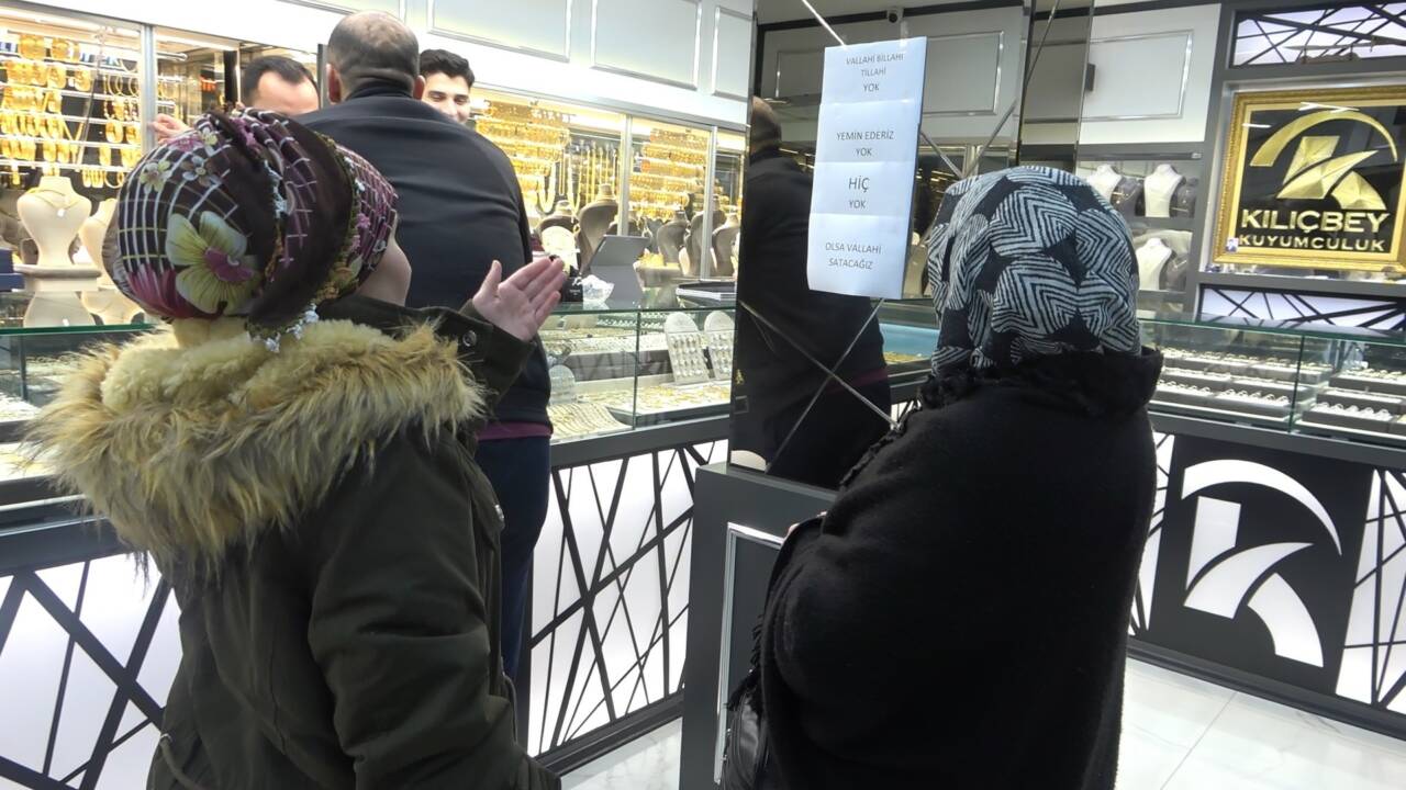 Bursa'da altın fiyatlarının düşmesiyle birlikte kuyumcularda yoğunluk yaşandı. Yoğun talep
