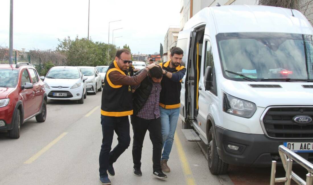 Adana'da trafikte önünü kestikleri otomobilin sürücüsüne dehşet dolu dakikalar yaşatan