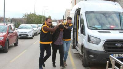 Adana'da trafikte önünü kestikleri otomobilin sürücüsüne dehşet dolu dakikalar yaşatan