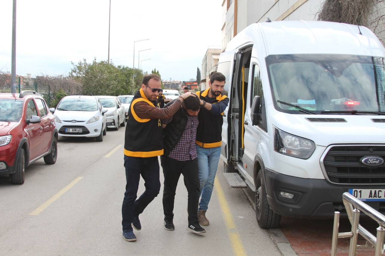Adana'da trafikte önünü kestikleri otomobilin sürücüsüne dehşet dolu dakikalar yaşatan