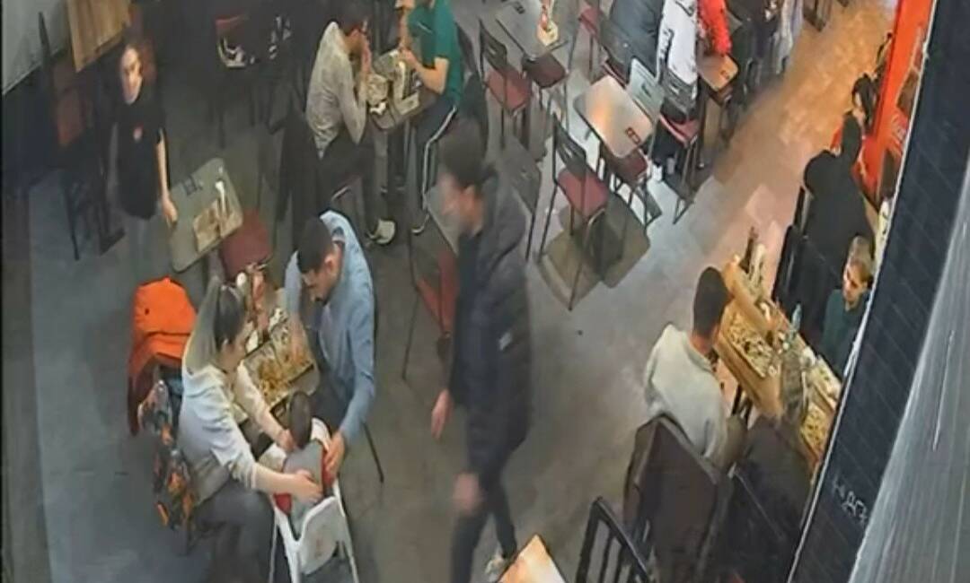 Kayseri'de bir restoranda ailesi ile yemek yerken boğazına yiyecek kaçan