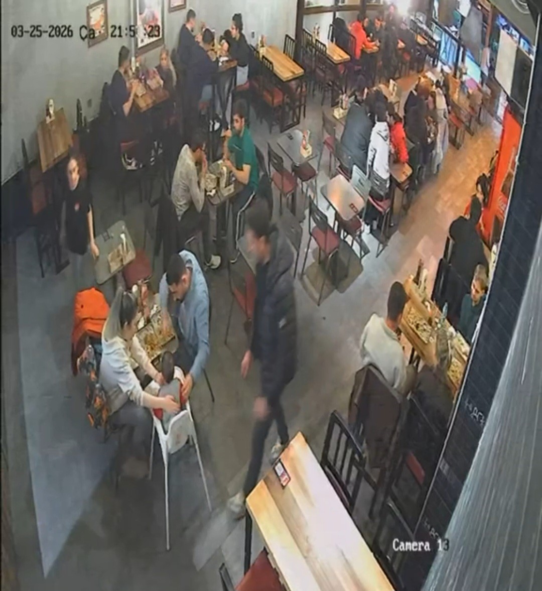 Kayseri'de bir restoranda ailesi ile yemek yerken boğazına yiyecek kaçan