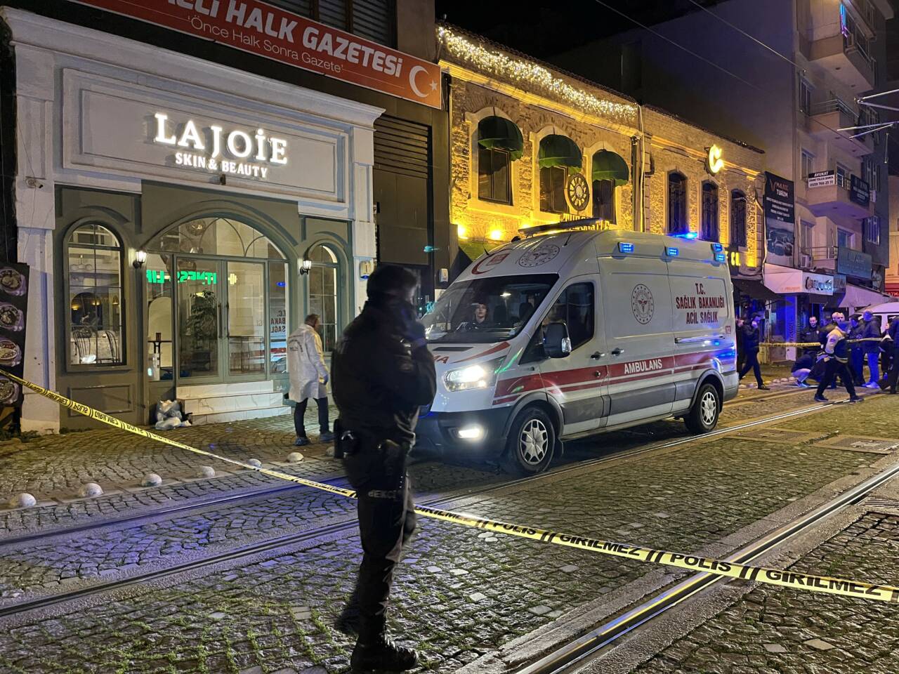 Kocaeli’nin İzmit ilçesinde gece saatlerinde bir eğlence mekanına düzenlenen silahlı