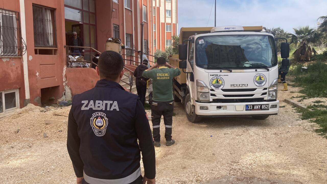 Mersin'in Erdemli ilçesinde ihbar üzerine bir apartmandaki daireye giren ekipler,