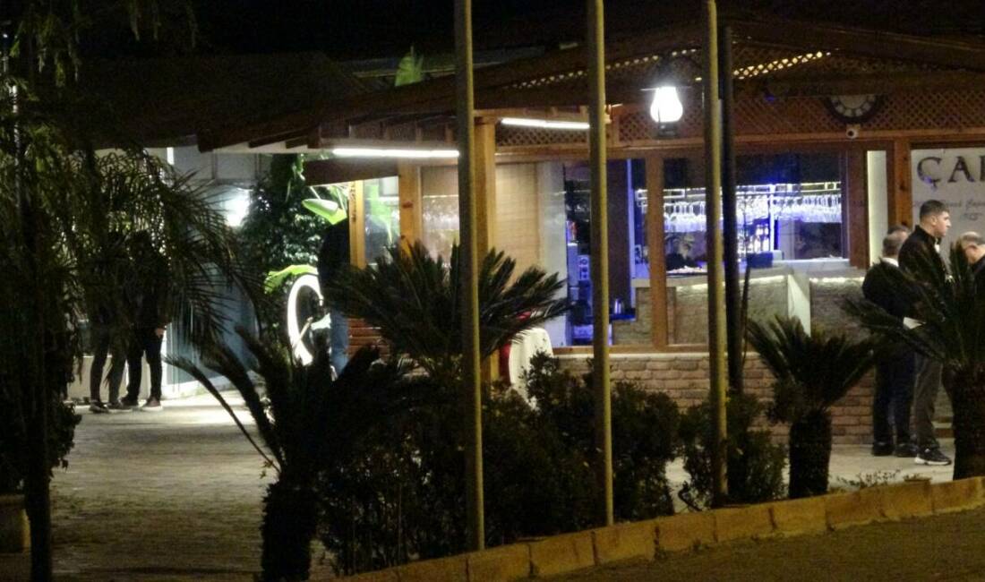  Adana'da bir restoranda birbirleriyle selamlaşan iki kişi, bir süre sonra
