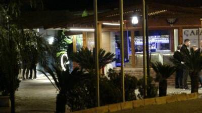  Adana'da bir restoranda birbirleriyle selamlaşan iki kişi, bir süre sonra