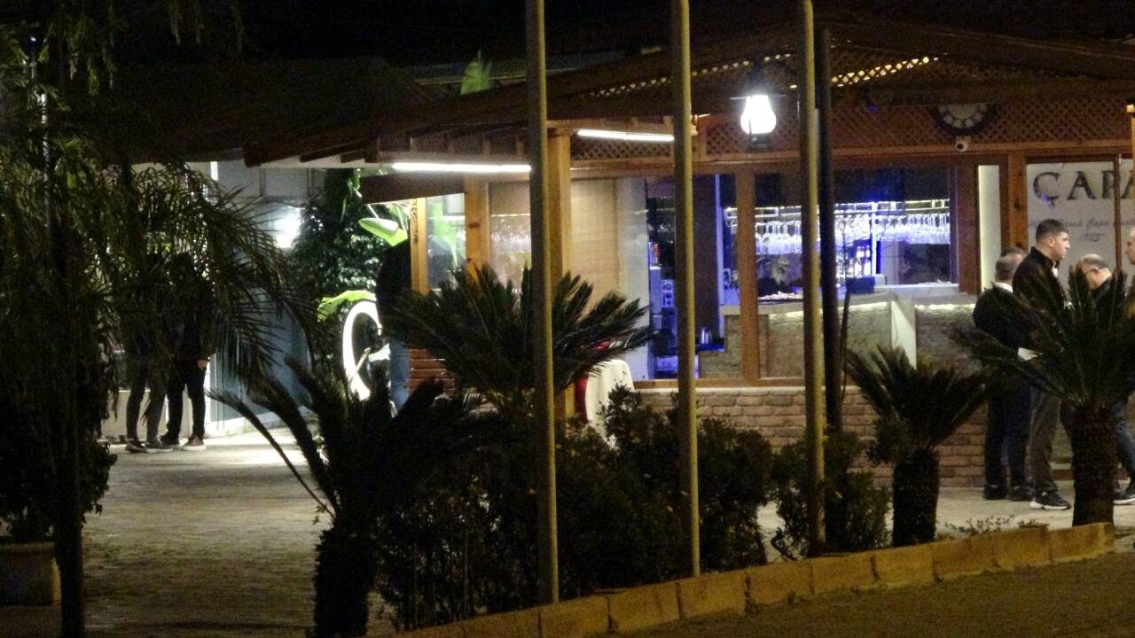  Adana'da bir restoranda birbirleriyle selamlaşan iki kişi, bir süre sonra