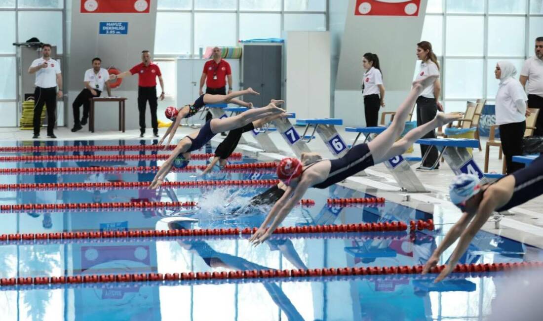 Aksaray’da düzenlenen yüzme yarışlarında 371 sporcu mücadele etti, genç sporcular