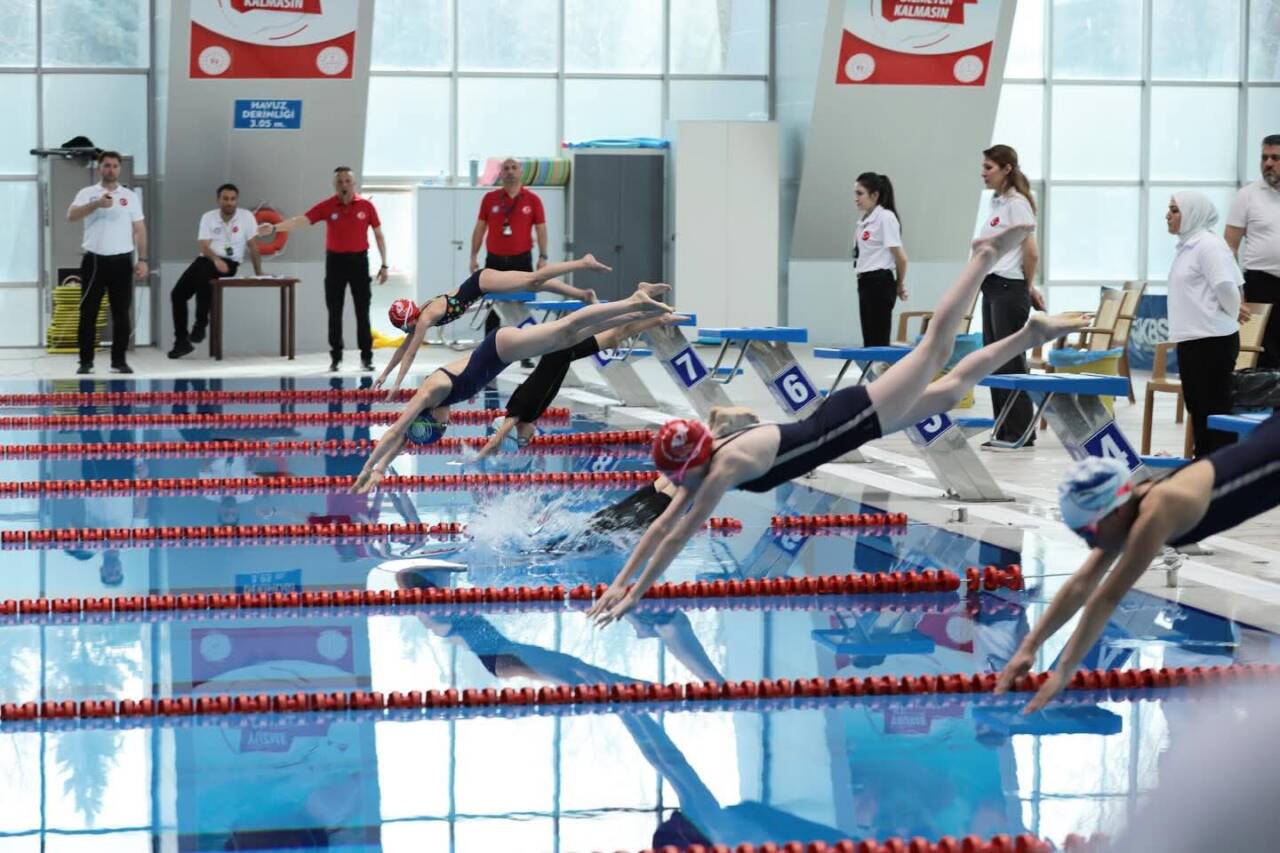 Aksaray’da düzenlenen yüzme yarışlarında 371 sporcu mücadele etti, genç sporcular