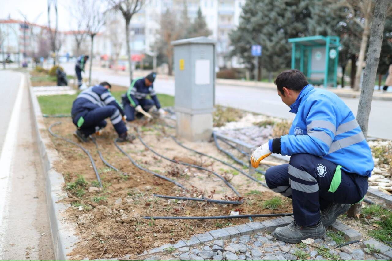 Aksaray Belediyesi ekipleri, kent genelinde yürütülen çevre düzenleme çalışmaları kapsamında