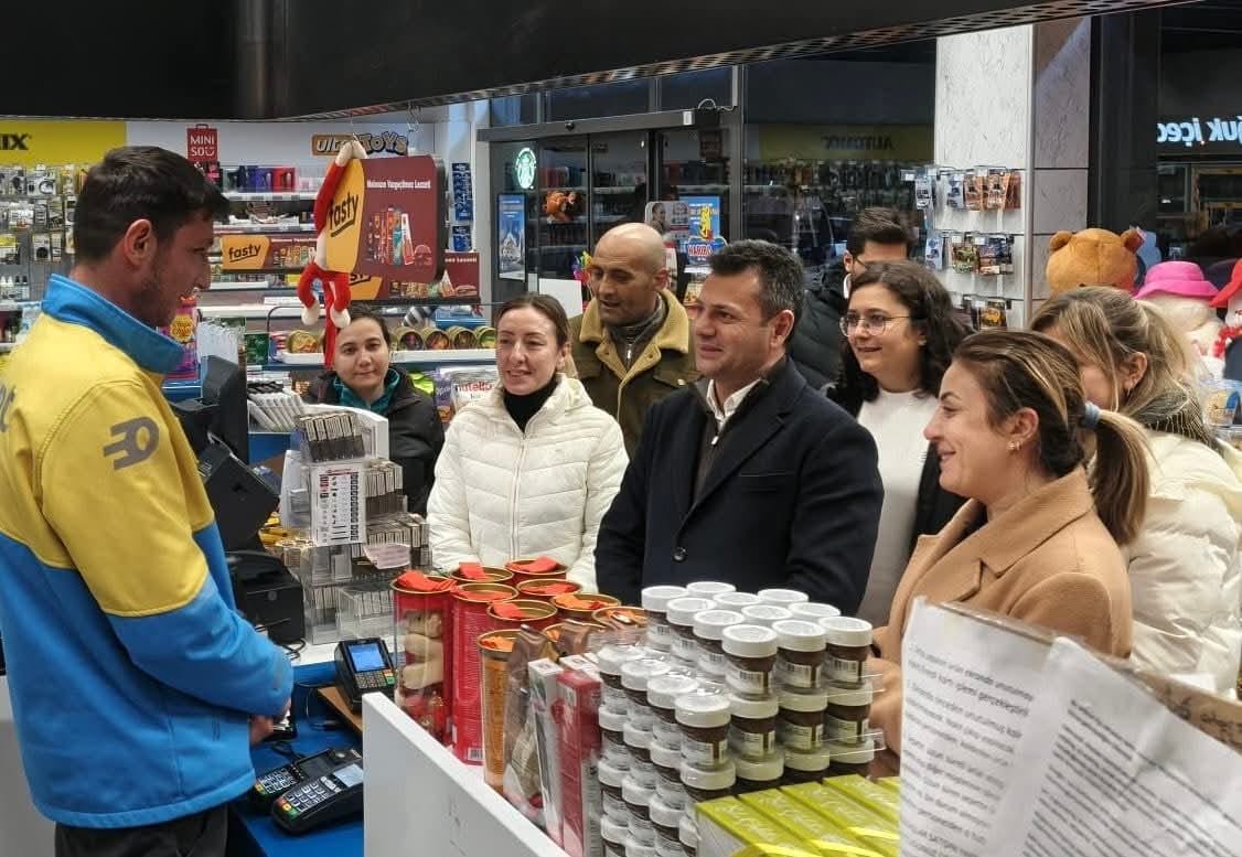 CHP Aksaray Merkez İlçe yönetimi, sahur saatlerinde petrol istasyonu çalışanlarını