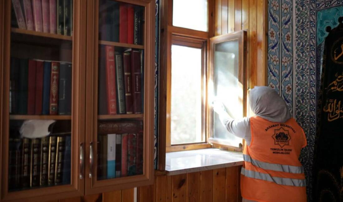 Aksaray Belediyesi ekipleri, Ramazan ayı dolayısıyla camilerde temizlik çalışmaları yürütüyor.