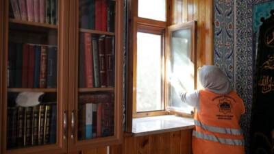 Aksaray Belediyesi ekipleri, Ramazan ayı dolayısıyla camilerde temizlik çalışmaları yürütüyor.
