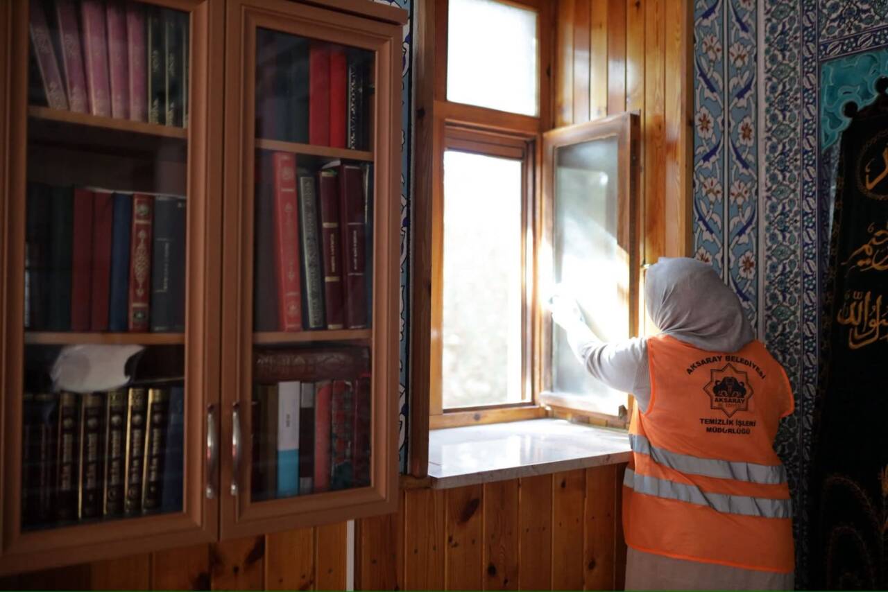 Aksaray Belediyesi ekipleri, Ramazan ayı dolayısıyla camilerde temizlik çalışmaları yürütüyor.