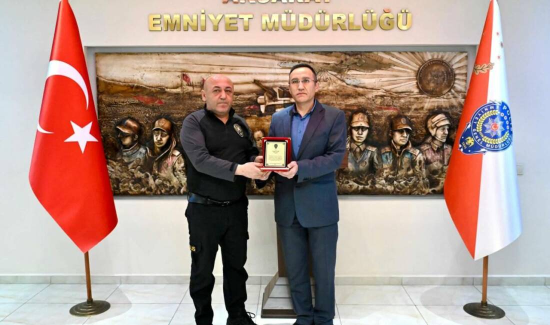 Aksaray İl Emniyet Müdürü Bekir Demir, emekliliğe ayrılan iki polis