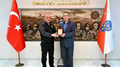 Aksaray İl Emniyet Müdürü Bekir Demir, emekliliğe ayrılan iki polis