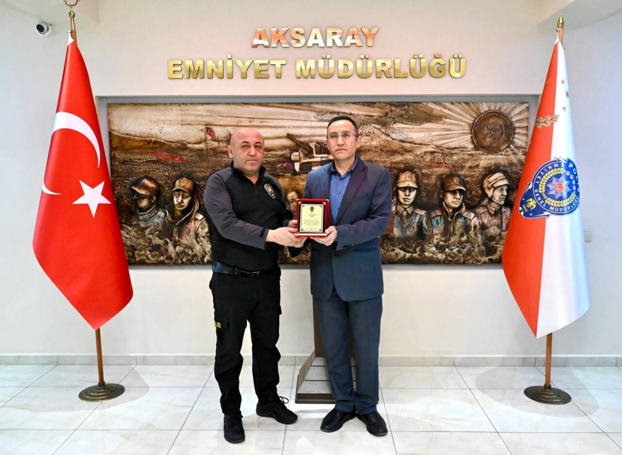 Aksaray İl Emniyet Müdürü Bekir Demir, emekliliğe ayrılan iki polis