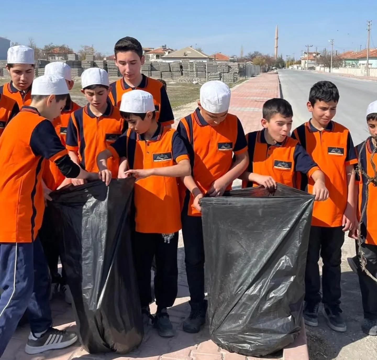 Sultanhanı’nda İyilik Haftası kapsamında Kur’an kursu öğrencileri tarafından gerçekleştirilen çevre