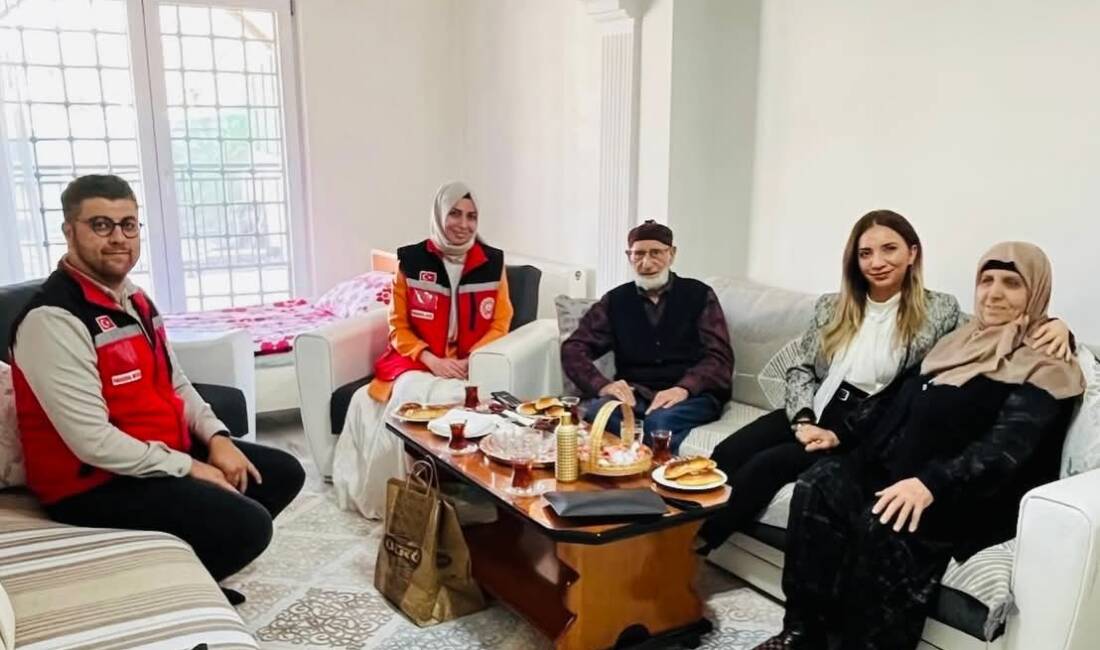 İl Müdürü Sezgi Arpacı Elaldı, şehit ailelerini ziyaret ederek hem
